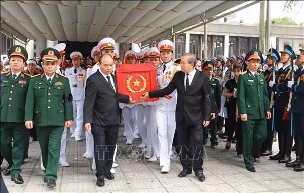 Thủ tướng Nguyễn Xuân Phúc, Trưởng ban Lễ tang và Phó Thủ tướng Thường trực Trương Hòa Bình đưa linh cữu đồng chí Trung tướng Đồng Sỹ Nguyên về nơi an nghỉ cuối cùng. Ảnh: TTXVN