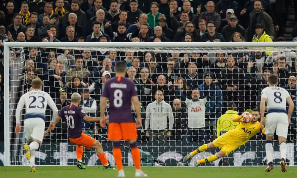 Kun Aguero sẽ phải rất tiếc nuối với pha bỏ lỡ này. Ảnh: Getty