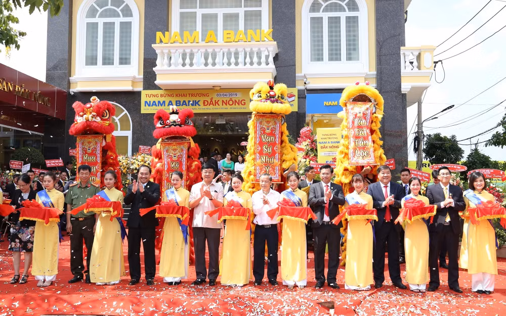Nam A Bank Đắk Nông khai trương tại số 29 - 31, đường 23/3, phường Nghĩa Trung, thị xã Gia Nghĩa, tỉnh Đắk Nông.