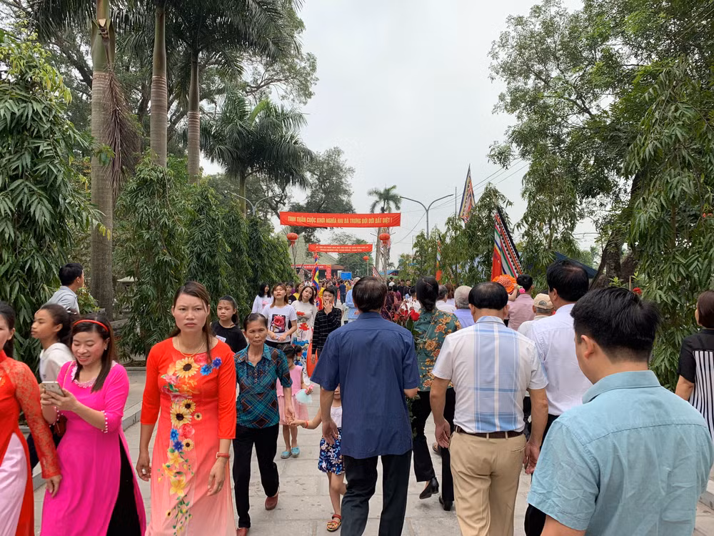 Đông đảo du khách thập phương hành hương, chiêm bái tưởng nhớ công lao to lớn của Hai Bà. Ảnh: Hoàng Dương