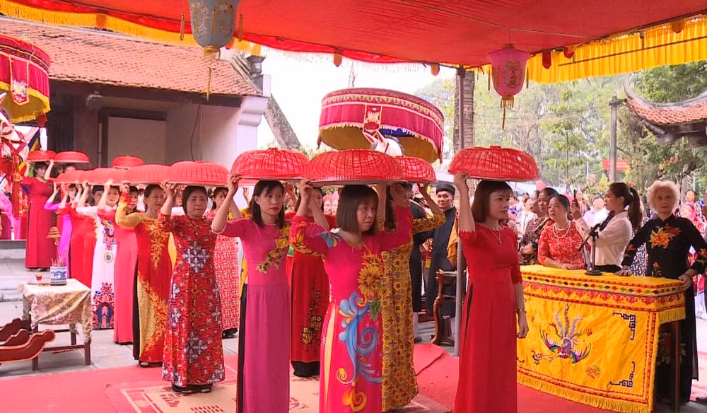 Lễ rước bánh trôi tại Đền Hát Môn. Ảnh: Quốc Đại