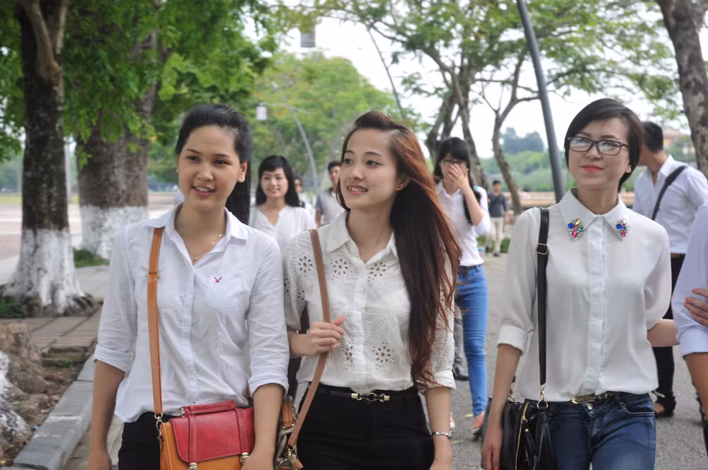 Sinh viên Trường Đại học kinh tế đi thực tế