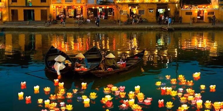 Thả đèn hoa đăng trên sông Hoài tại Hội An