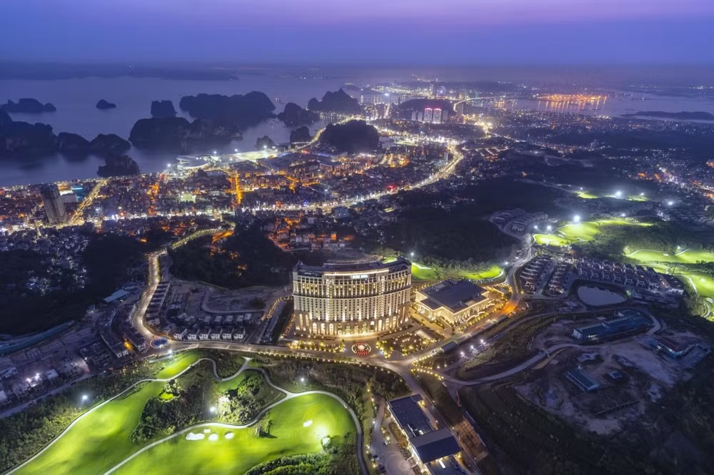 FLC Halong Bay Golf Club & Luxury Resort với 100% phòng nghỉ hướng biển sẽ cho bạn một trải nghiệm hè yên bình và đẳng cấp.