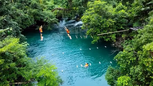 Suối Nước Moọc nép mình dưới tán rừng già rậm rạp và được bao bọc những vách núi đá vôi cao vút , đây được xem như viên ngọc bích, hoang sơ và đầy mê hoặc