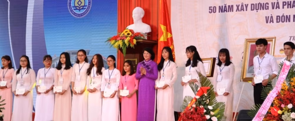 Phó Chủ tịch nước Đặng Thị Ngọc Thịnh, trao tặng 25 suất học bổng cho các em sinh viên của nhà trường có hoàn cảnh khó khăn.