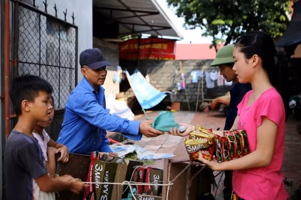 Nhiều gia đình phải ăn tạm mì gói chờ ngày lũ rút. Ảnh: Hồ Hạ.