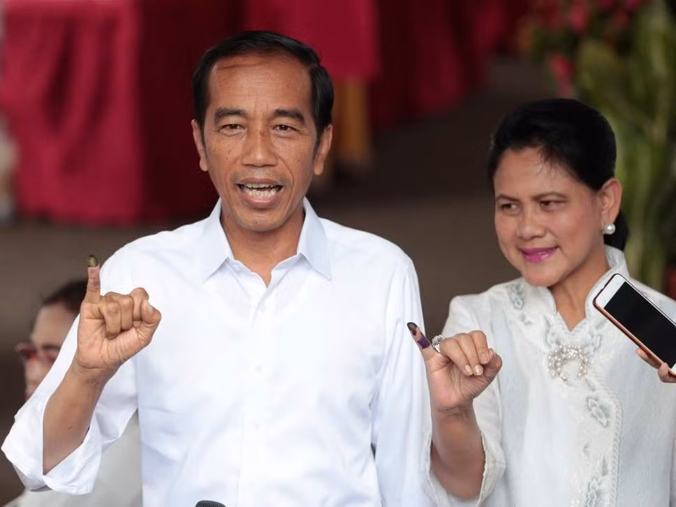 Tổng thống Indonesia Joko Widodo và vợ sau khi đi bỏ phiếu cuộc bầu cử vừa qua. Ảnh: The independent.