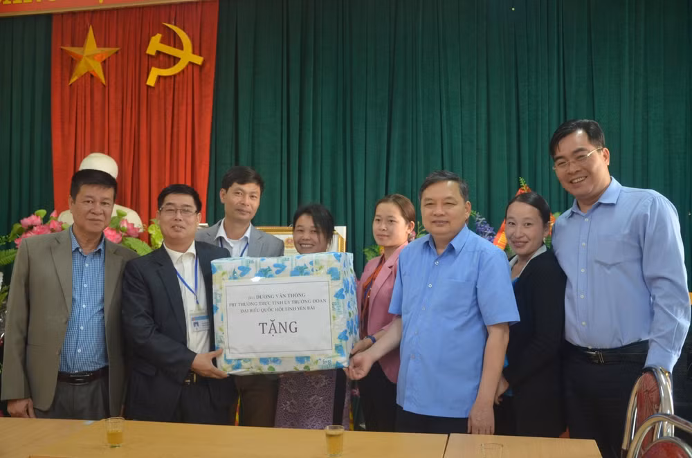 Đồng chí Dương Văn Thống - Phó Bí thư Thường trực Tỉnh ủy – Trưởng đoàn Đại biểu quốc hội tỉnh Yên Bái tặng quà cho trường Tiểu học và THCS xã Chế Cu Nha, huyện Mù Cang Chải.