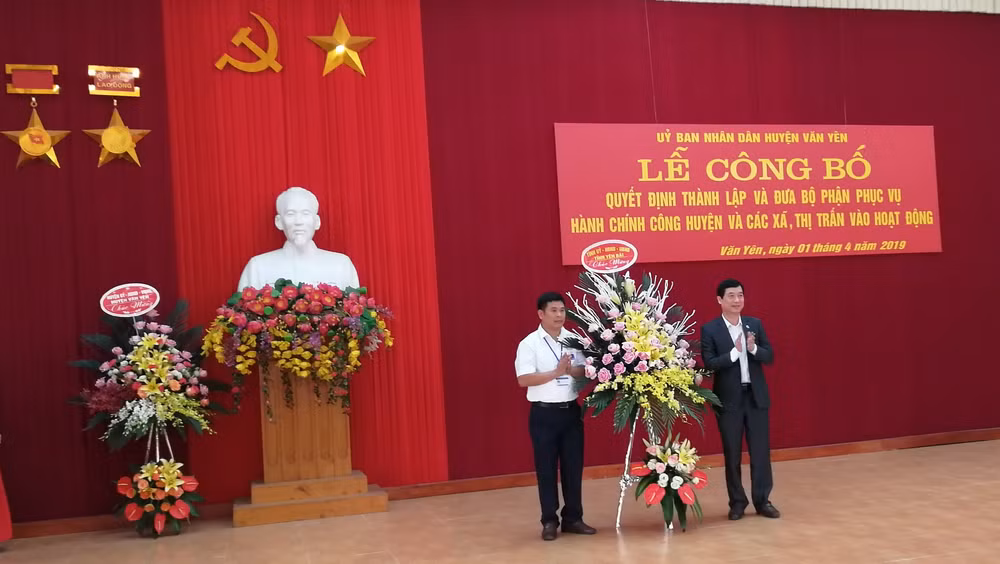 Đồng chí Nguyễn Minh Tuấn - UVBTV, Trưởng ban Tuyên giáo Tỉnh ủy phát biểu chỉ đạo và tặng hoa chúc mừng Bộ phận PVHCC huyện Văn Yên.