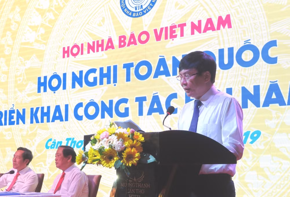 Phó Chủ tịch Thường trực Hội Nhà báo Việt Nam Hồ Quang Lợi phát biểu tại Hội nghị.