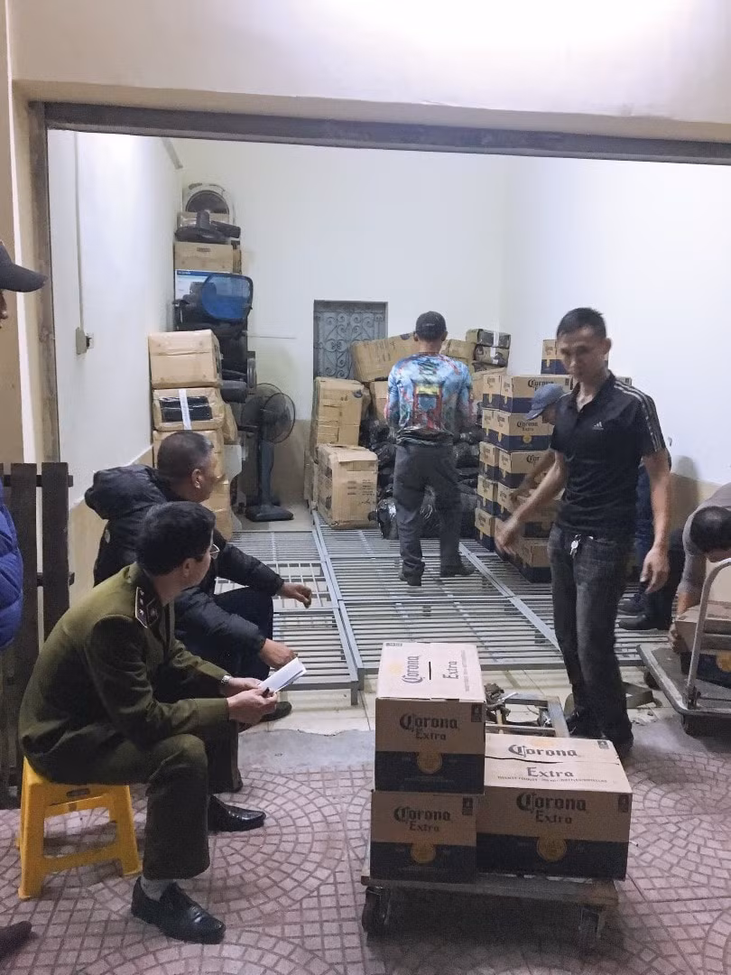 Cơ quan chức năng tiến hành kiểm tra hàng hóa.