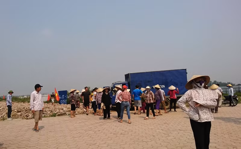 Người dân tụ tập đông người và làm đường trái phép tại Khu đô thị Thanh Hà - Cienco 5.
