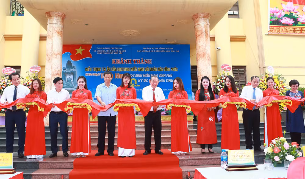 Phó Thủ tướng Thường trực Trương Hòa Bình cùng các đại biểu cắt băng khánh thành biểu tượng tri ân của học sinh miền Nam với nhân dân Vĩnh Phúc mang tên 