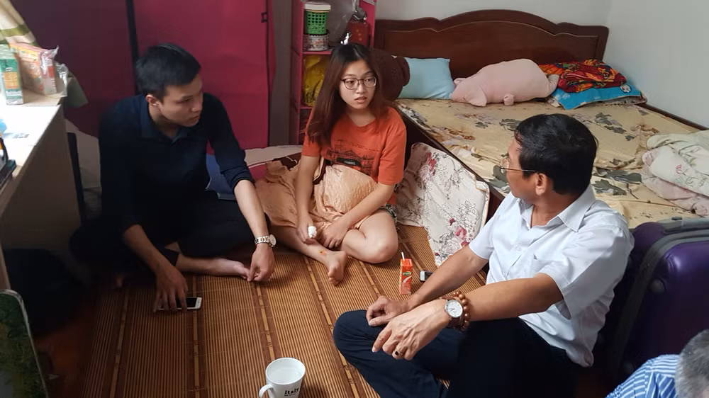 Gia đình chị H. đến thăm hỏi, động viên chị Phạm Thị Thu T. (tỉnh Nam Định) – một nạn nhân khác của vụ tai nạn. Ảnh: QT