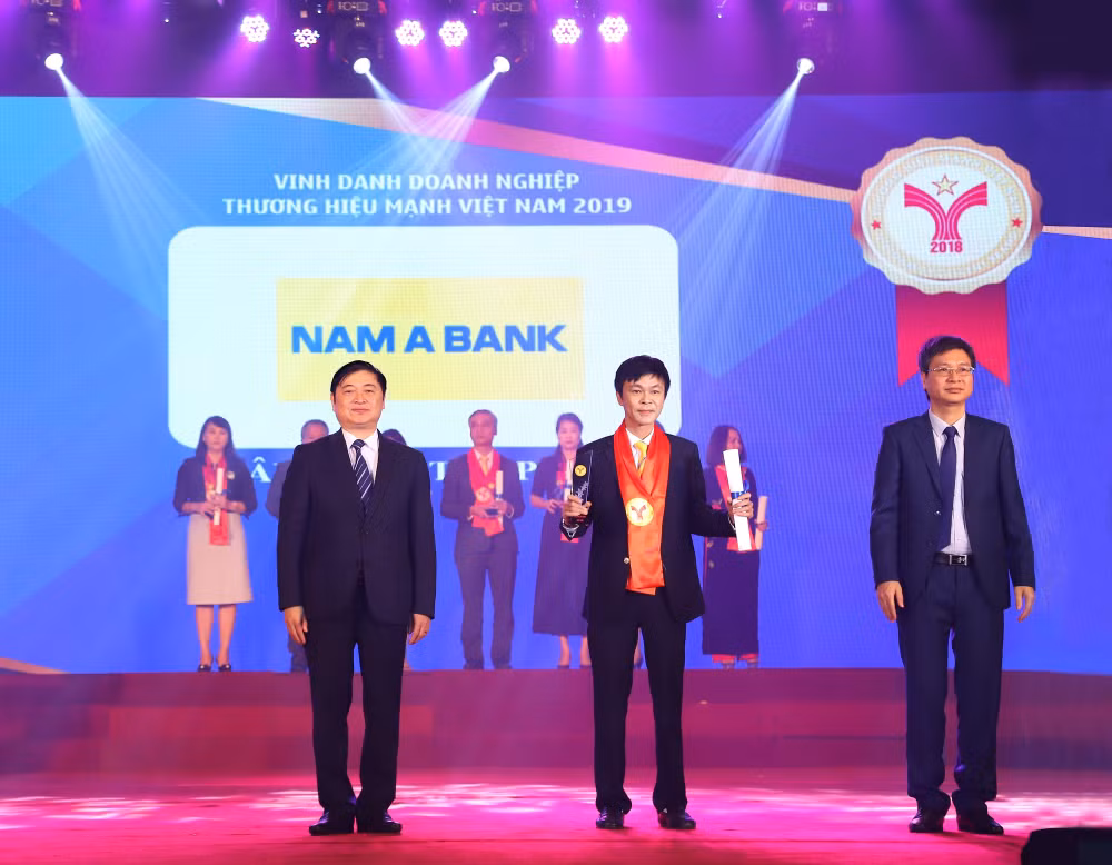Ông Nguyễn Hữu Thắng - Phó Giám đốc Nam A Bank Hà Nội vinh dự nhận giải thưởng Thương hiệu mạnh Việt Nam 2019.