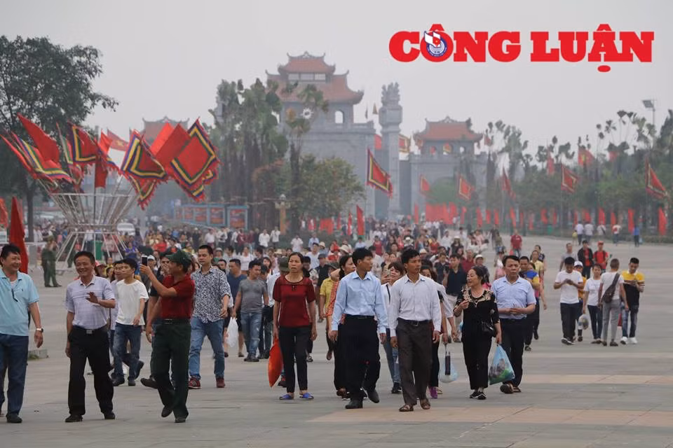 Người dân và du khách thập phương về tham dự Lễ hội Đền Hùng.