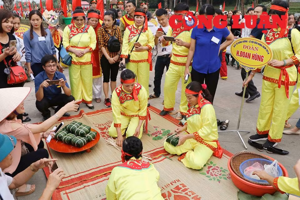 Hội thi gói, nấu bánh chưng và giã bánh giầy tại Lễ hội Đền Hùng năm 2019.