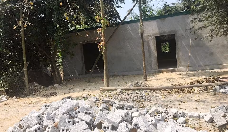 Những căn nhà, ki-ốt mới được xây dựng này đều nằm sát Quốc lộ 48E để chờ tiền đền bù. Ảnh PV