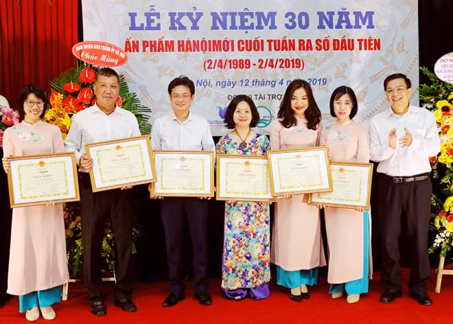 Tổng Biên tập Báo Hànộimới Nguyễn Hoàng Long khen thưởng những cá nhân xuất sắc. Ảnh: Bá Hoạt