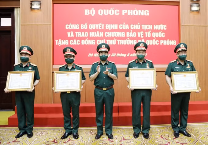 trao huan chuong bao ve to quoc hang ba cho 5 thu truong bo quoc phong hinh 1