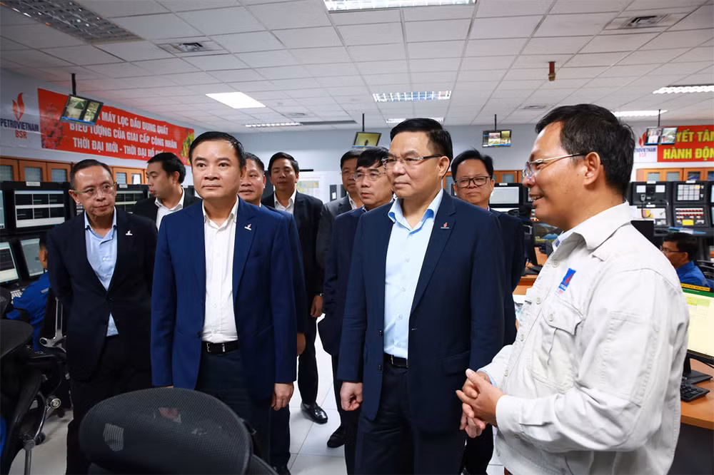 lanh-dao-tap-doan-dau-khi-viet-nam-kiem-tra-cong-tac-van-hanh-nmld-dung-quat.jpg
