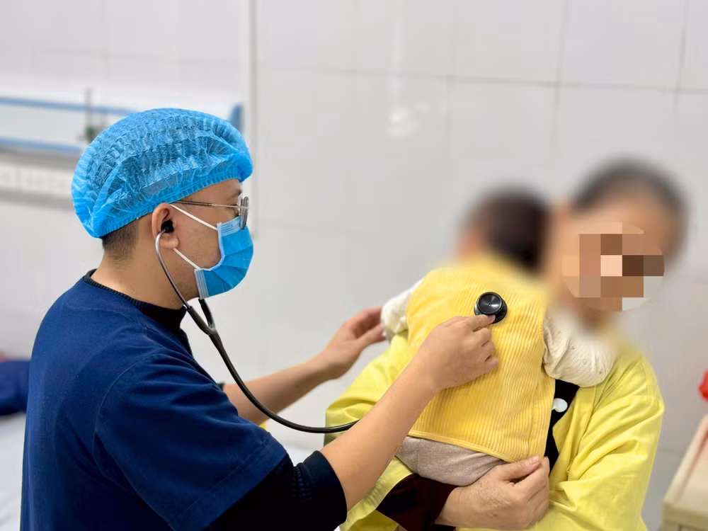Hiện Bệnh viện Bệnh Nhiệt đới Trung ương đang điều trị gần 50 bệnh nhân mắc cúm A. Số ca khám và điều trị ngoại trú do cúm A tăng lên nhanh trong vài tuần qua, trong đó đa phần là trẻ em.