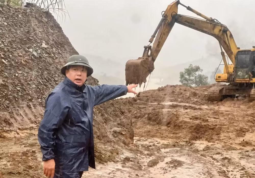Ông Lê Đức Lộc, Giám đốc Ban quản lý dự án 4 kiểm tra hiện trường, chỉ đạo công tác khắc phục sạt lở.