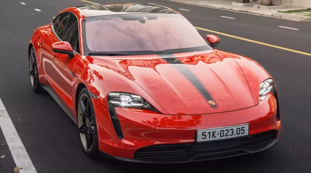 Chiếc sedan thể thao thuần điện Porsche Taycan.