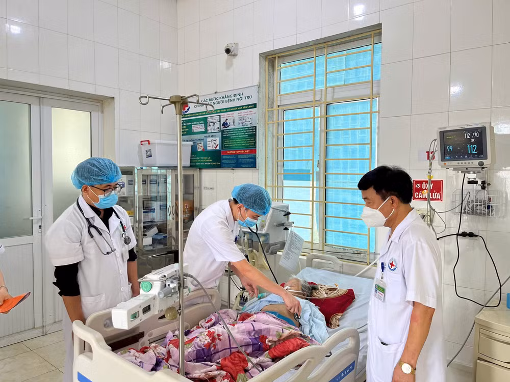 Bs Trịnh kiểm tra công tác khám, chữa bệnh tại Khoa hồi sức cấp cứu