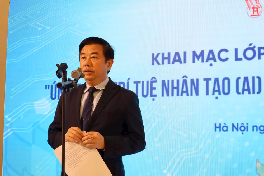Tổng Biên tập Báo Hànộimới Nguyễn Minh Đức phát biểu khai mạc lớp tập huấn ngày 23/10 . Ảnh: Nguyễn Mai