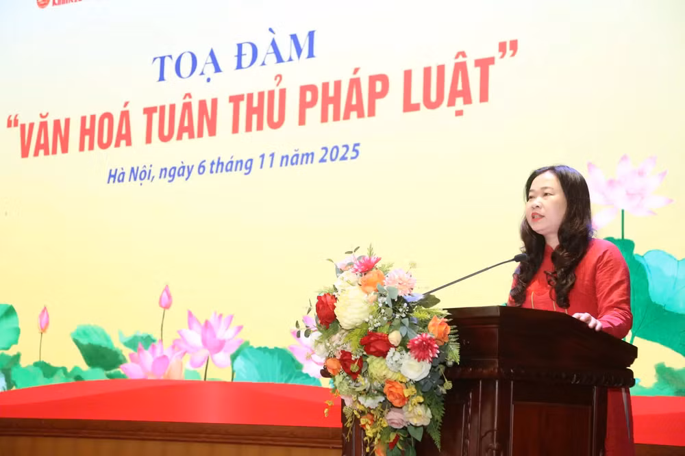 Phó Giám đốc Sở Tư pháp Hà Nội Phạm Thị Thanh Hương - Phó Chủ tịch Hội đồng PBGDPL TP Hà Nội phát biểu hưởng ứng Ngày Pháp luật nước Cộng hoà xã hội chủ nghĩa Việt Nam và khai mạc Tọa đàm