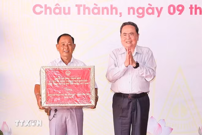 ttxvn-0911-chu-tich-quoc-hoi-dai-doan-ket-dan-toc-can-tho-16.jpg