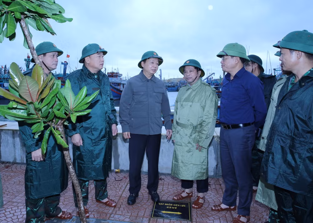 CẬP NHẬT: Phó Thủ tướng Trần Hồng Hà họp Sở Chỉ huy tiền phương triển khai ứng phó khẩn cấp cơn bão số 13- Ảnh 2.