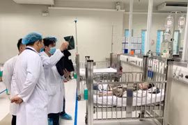 Cháu bé rơi từ tầng 12 ở Hà Nội: Đã có kết quả chụp XQuang, có dấu hiệu hoảng loạn