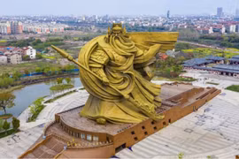 Trung Quốc chi 23 triệu USD di dời tượng khổng lồ Quan Vũ do bị coi là lãng phí, chướng mắt