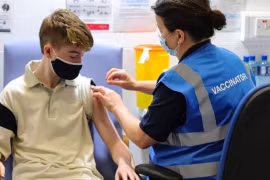 Vì sao nhiều nước Châu Âu chỉ tiêm 1 liều vaccine COVID-19 cho trẻ trên 12 tuổi?