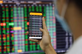 Dòng tiền đổ mạnh vào sàn, Vn-Index chinh phục mốc 1.300 điểm