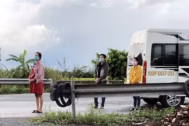 Phát hiện 3 người đeo khăn tang giả để thông chốt kiểm soát dịch COVID-19