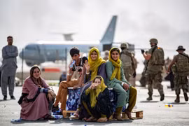 Mỹ dùng máy bay thương mại vận chuyển người Afghanistan sơ tán