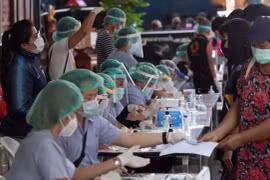 “Tấm khiên chống COVID-19”: Cung cấp thông tin toàn cảnh về thực tế tiêm ngừa COVID-19 ở Việt Nam