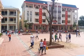 Nam học sinh lớp 9 rơi từ tầng 2 xuống sân trường