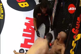 Nhà vô địch MMA tung cước đá đối thủ gãy chân tại sàn đấu