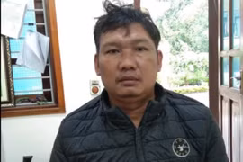 Túng quẫn, bán con gái để lấy tiền chữa bệnh