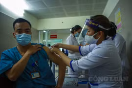 Hà Nội: Tiêm vắc xin Covid -19 cho 30 nhân viên y tế của Bệnh viện Thanh Nhàn