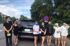 Hà Nội: Phát hiện ô tô chở 6 cô gái sử dụng giấy đi đường giả