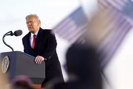 Ông Trump chỉ trích chính quyền Biden về việc đình chỉ vắc xin J&J