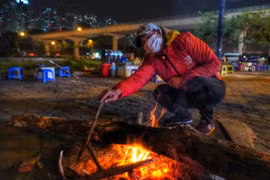 Hà Nội: Người lao động nhọc nhằn mưu sinh trong giá rét