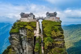 Những ngôi chùa cổ nằm giữa tầng mây