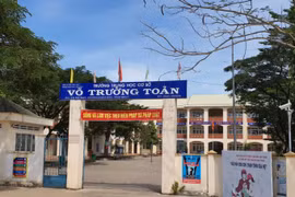 Học sinh lớp 7 tự sinh con trong phòng tắm, ôm con rồi lấy kéo tự cắt dây rốn